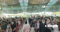 悉尼机场持续4天被挤爆，安检至少要等2小时，机场内排起长龙（多图）