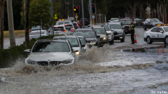 珀斯强降雨引发洪水，造成多地交通混乱！珀斯迎来近一年最潮湿的一天；风暴 Seroja 登陆西澳一周年，西澳人仍难以忘记！