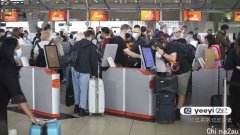 澳人复活节“报复性旅游”，机场大面积延误持续恶化，旅客为排队登机夜宿机场（视频）