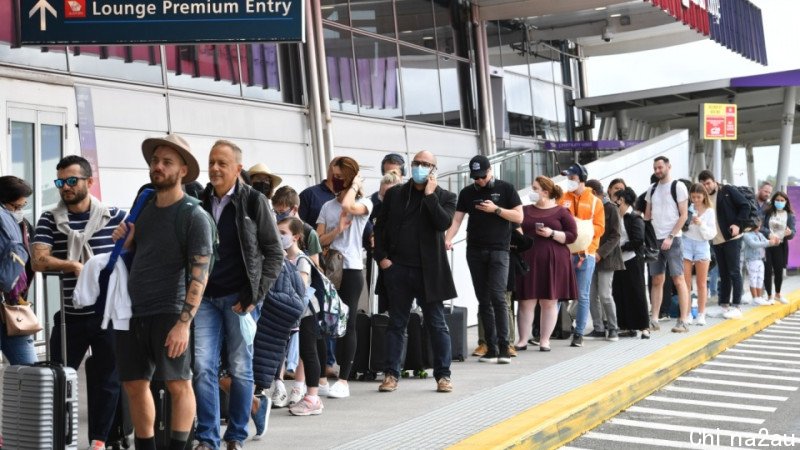 1649397176-Sydney-Airport-queue-AAP-08-04-22.jpg,0