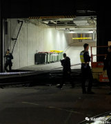 澳洲网红公寓车库门被撞飞！“偷车贼”2分钟就能开走你的车（视频/组图）