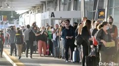 悉尼机场“大堵人”，排队时间比乘机还长，又是疫情惹的祸？