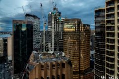 澳洲建筑业迅速恢复，创纪录的起重机出现在工地