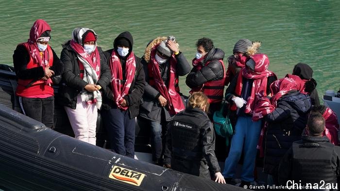 England Küstenwache mit Migranten nach Überqueren des Ärmelkanals