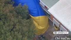 “很吓人”，热气球突落墨尔本住宅街头，三次迫降未成功