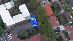 载有13人的热气球坠落在墨尔本南郊单元楼停车道上