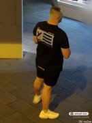 澳男凌晨被掳上车，遭扒衣割脸后扔在路边，警方公布嫌犯视频画面（多图）