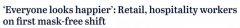 墨尔本餐馆口罩令取消，员工做法不一，有人出于安全考虑继续佩戴（图）