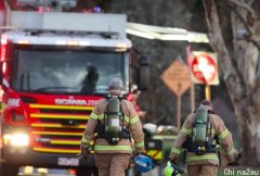 墨市单元房突发大火，30多名消防员急出动（图）