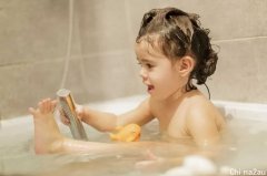 澳洲妈妈一周只给孩子洗3次澡，被网友狂喷上热搜！然而，专家们却是这么说的