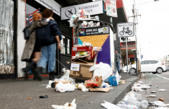 清洁工人大罢工，墨尔本街道上垃圾遍地、臭气熏天
