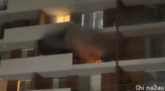 突发！珀斯东南部一幢公寓楼遭大火吞噬，浓烟滚滚，大批住户被迫撤离！