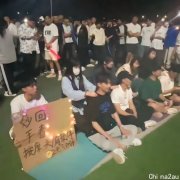 自取其辱？河南一高校学生摆摊按摩，女生生意火爆，男生无人问津