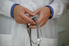 州政府、医生向主要政党施压，要求承诺永久增加医院经费