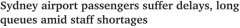 “城市污点！”悉尼机场员工短缺致乘客遭遇严重延误，安检队伍长达“数公里”（组图）