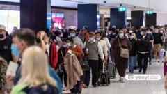 悉尼机场员工短缺致乘客面临严重延误，安检队伍长达“数公里”，乘客：这是城市的污点