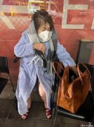 网友怒了！亚裔92岁老太为等核酸结果，在急诊门外等2个小时，冻得发抖