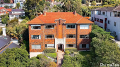 约会真人秀明星$280万挂牌悉尼东区迷人三居室公寓，俯瞰壮观海港景色，是职业夫妇和缩小规模者的不二之选