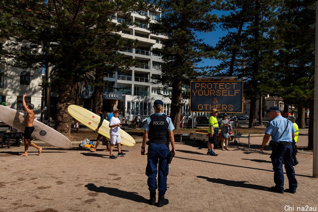 2020年，警察监控悉尼一个封闭的海滩。