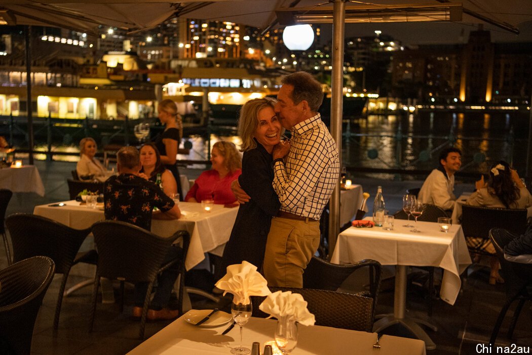 2020年12月，新年前夜，在悉尼一家餐厅跳舞。