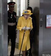 女王最近频繁露面，还去了伦敦车站?！鲍里斯亲迎，发型抢镜?！