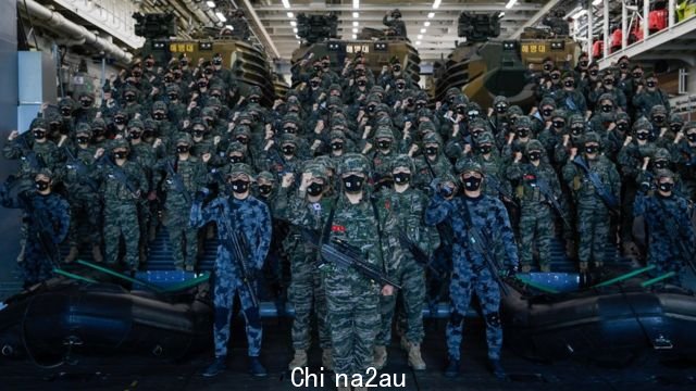 为参加2022年环太平洋军事演习启航的韩国海军陆战队官兵们在马罗岛号舰艇上合影（韩国海军提供图片31/5/2022）