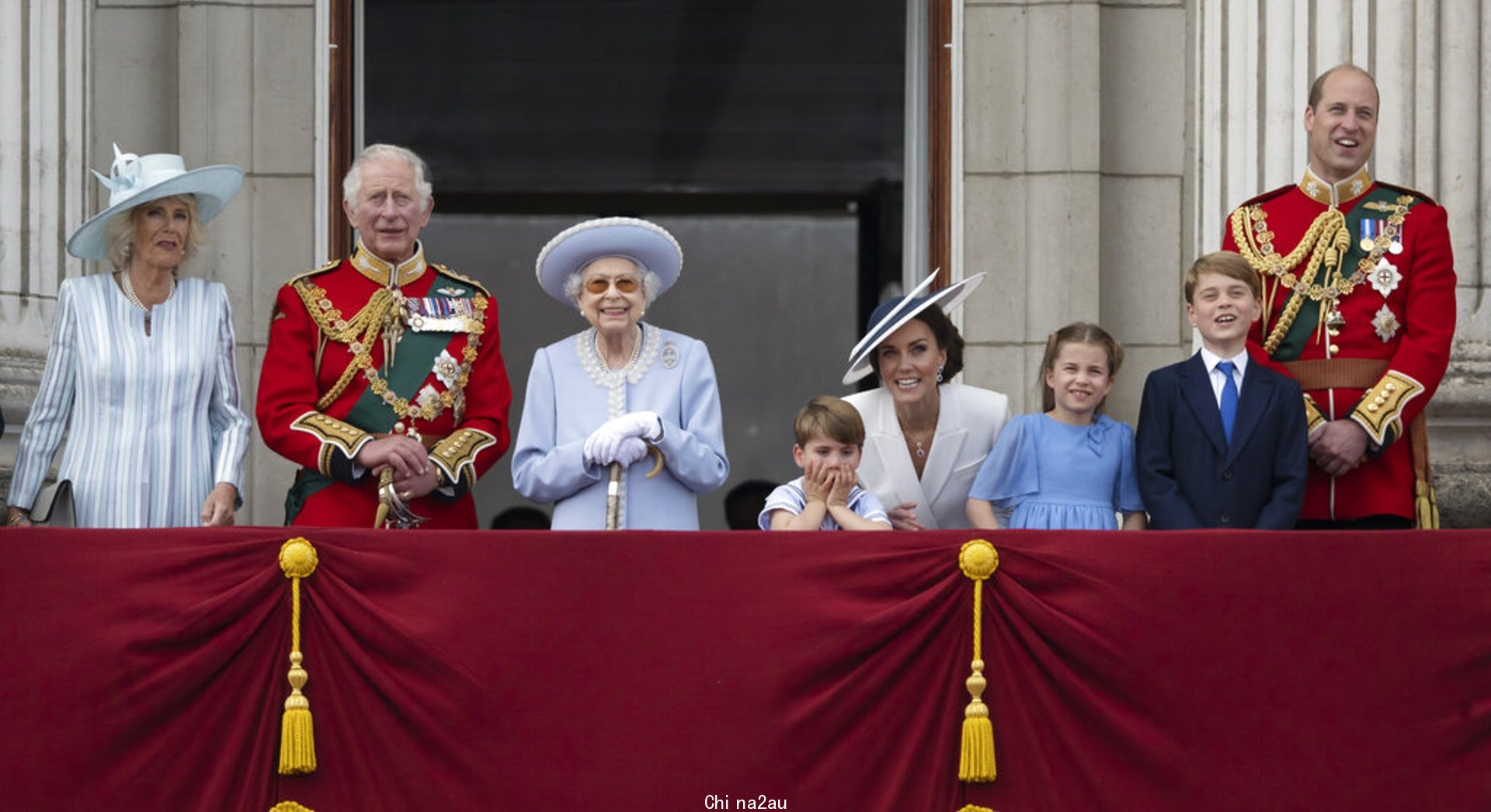 英国王室：图为英女王（左三）与一众家人2022年6月2日齐在白金汉宫露台亮相（AP）