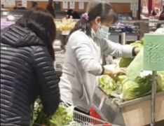 两女在Coles“薅菜叶”引热议 网友：毫不考虑他人