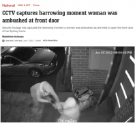 毛骨悚然！澳洲女子在自家门口被抢劫！团伙作案！进出家门一定多一个心眼！