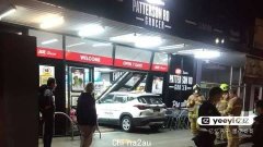 墨尔本东南区倒霉超市屡次被车撞穿，事故造成人员伤亡，居民急坏：到底谁来负责？！