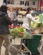 物价飞涨：两华女在超市手剥生菜叶免费拿走