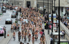 “世界裸骑日”高能回归，墨尔本等200城参与！网友看法两极分化，“白人糟粕”还是环保出行？（组图）