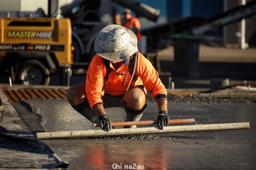 布里斯班利顿雷达街的建筑工地，一名工人在浇筑混凝土板。