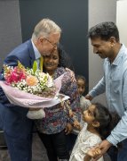 总理与泰米尔寻求庇护者家庭见面