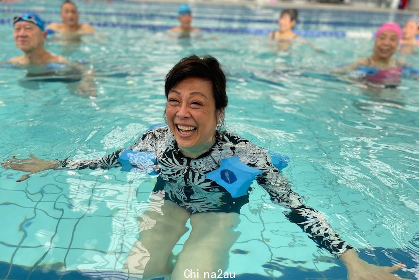 泳池中一个笑着的女性