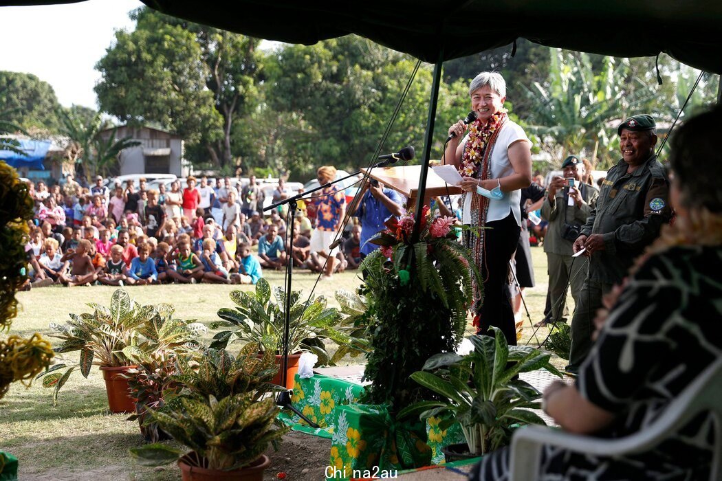 澳大利亚外交部长黄佩妮6月17日在所罗门群岛首都霍尼亚拉的郊区伯恩斯溪对当地居民发表讲话。