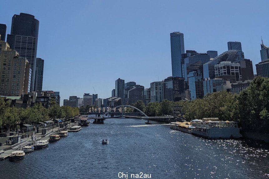 雅拉河蜿蜒流过墨尔本市中心和南岸