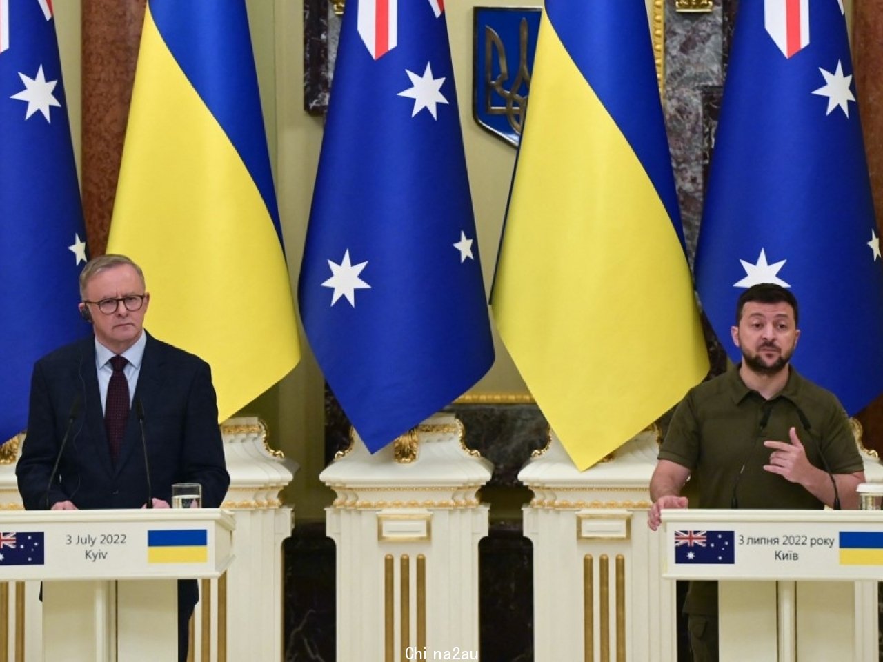 澳洲总理阿尔巴内塞（左）与乌克兰总统泽连斯基（右）举行联合记者会，阿尔巴内塞承诺澳洲将对乌克兰提供进一步军事援助。（法新社）