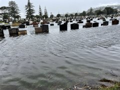 新州大水：墓地被淹，死者何时能入土为安