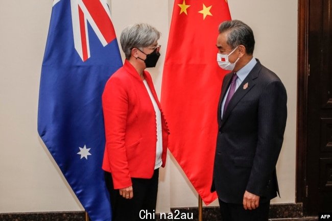 2022年7月8日，在印尼度假胜地巴厘岛努沙杜瓦举行的二十国集团外长会议期间，澳大利亚外交部长黄英贤(左)与中国外交部长王毅举行会晤。