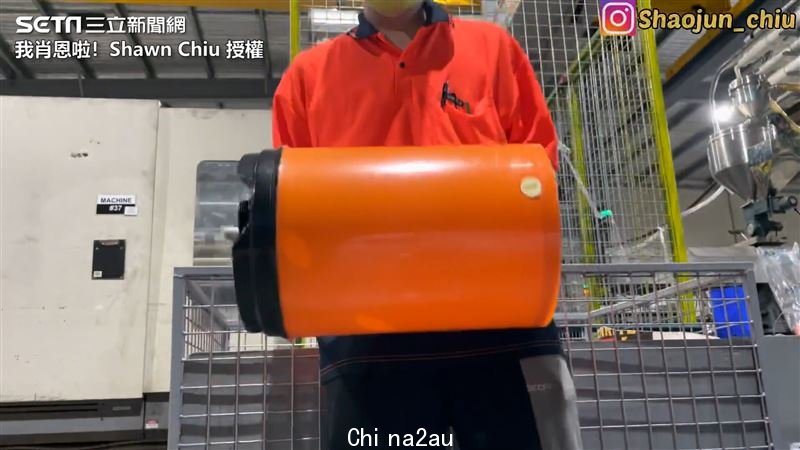 在澳洲打工度假的台灣YouTuber「我肖恩啦！Shawn Chiu」，目前在塑膠工廠中工作。（圖／我肖恩啦！Shawn Chiu 授權）