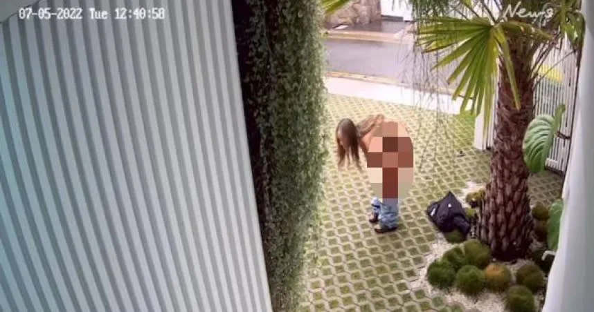 澳洲一名性感网红，被监视器拍到跑到豪宅前拍美照。 （图／翻摄自推特）