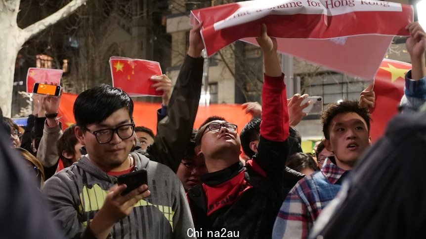 支持中国政府的示威者在墨尔本一场游行中举着中国国旗