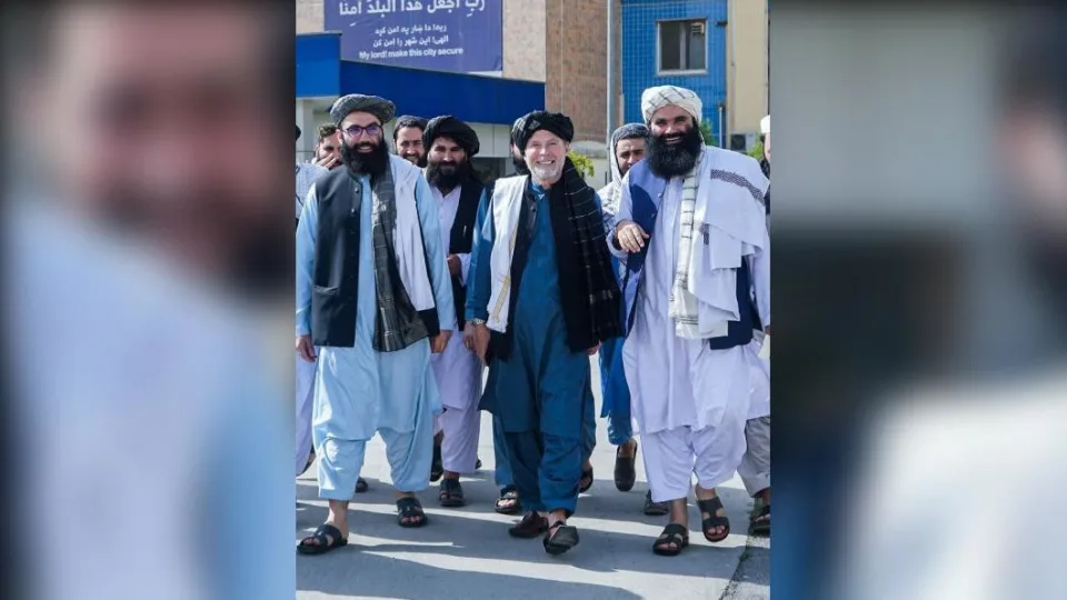 曾被监禁三年、却重返阿富汗并力挺塔利班的澳洲学者提姆(中)抵达喀布尔机场。 （图/翻摄自哈卡尼推特）