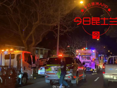 布里斯班华人区深夜车祸！轿车冲向路边民宅，现场一片狼藉，大量警车赶往现场