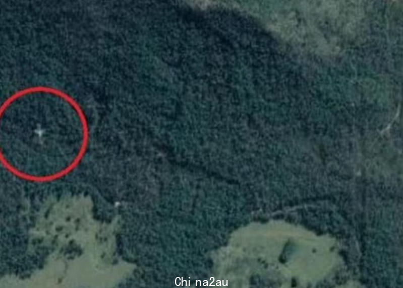 Google地图服务过去不时会出现「幽灵图像」，近日又有眼尖的网友发现在澳洲昆士兰北部雨林中出现一架「疑似坠落的客机」。 （取材自Google Map）