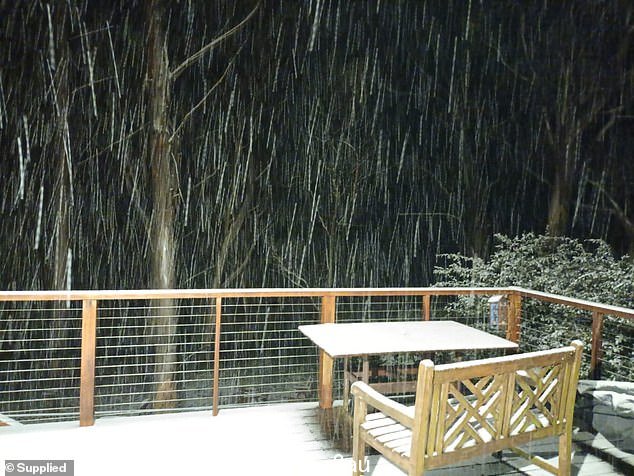 周二晚上，卡通巴的一名居民在他家附近拍下了一张降雪的照片（如图）