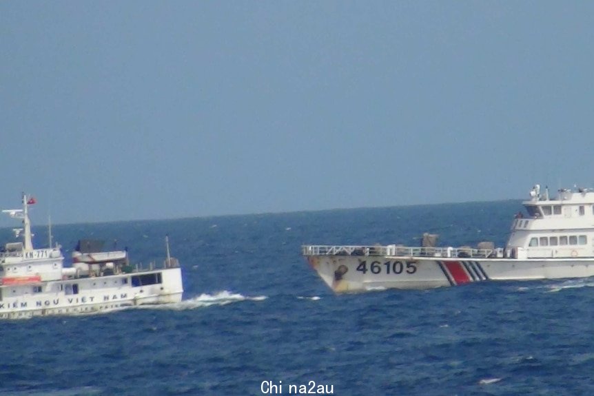 一艘中国船只在有争议的石油钻井平台附近驱赶一艘越南海岸警卫队船只