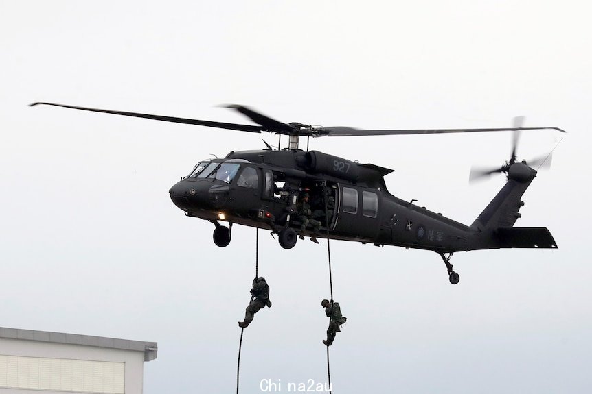 black hawk helicopter