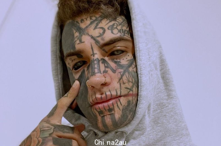 澳大利亚男子爱上全身纹身，眼球都不放过，舌头还会分叉